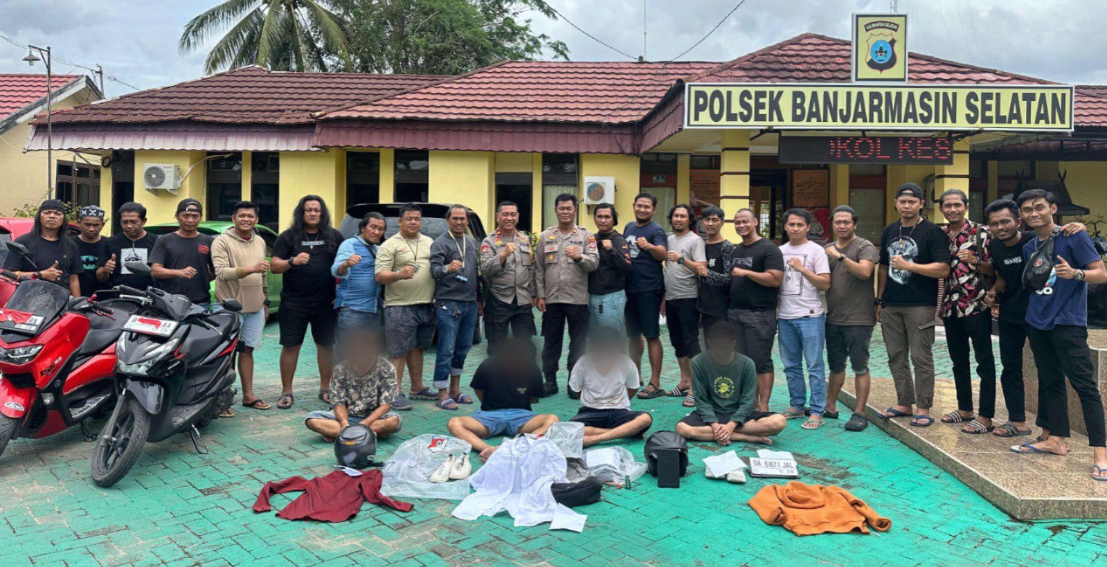 Teks Foto: Tim gabungan berhasil mengamankan 3 pelaku dan seorang pria yang diduga penadah di Mapolsek Banjarmasin Selatan. Foto: Humas Polsek Banjarmasin Selatan