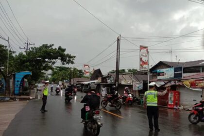 Personil Polsek KPL Banjarmasin melakukan pengamanan dan pengaturan lalu lintas