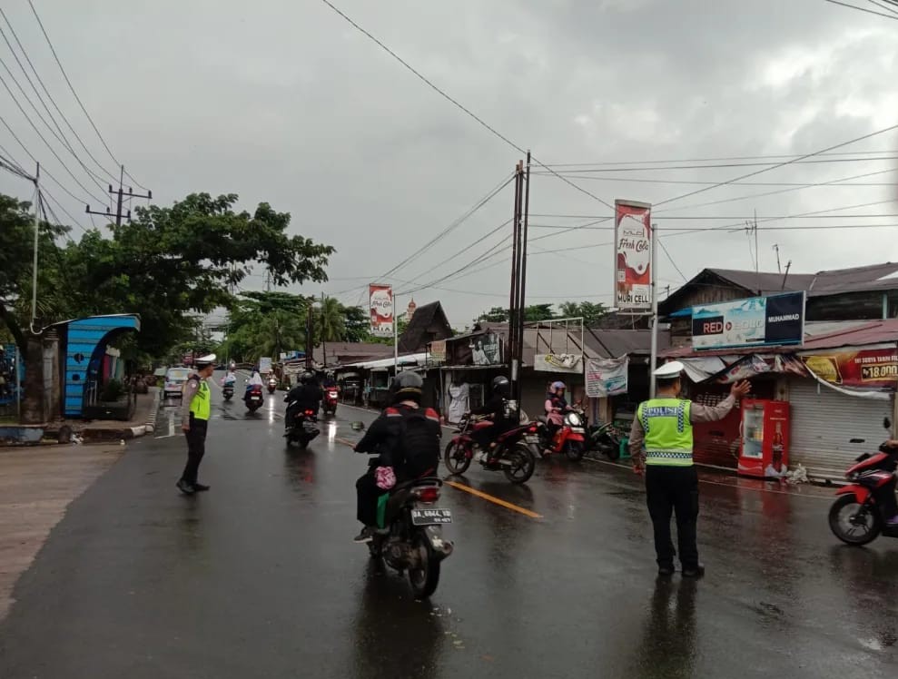 Personil Polsek KPL Banjarmasin melakukan pengamanan dan pengaturan lalu lintas