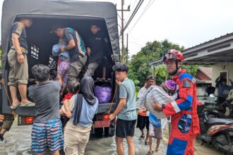 Petugas piket DPKP Kabupaten Banjar regu Pleton 2 evakuasi warga terdampak banjir, Kamis (30/1/2025). Foto: DPKP Kabupaten Banjar