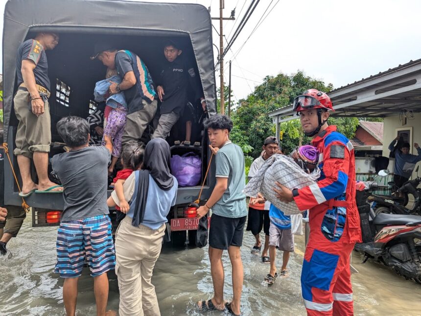 Petugas piket DPKP Kabupaten Banjar regu Pleton 2 evakuasi warga terdampak banjir, Kamis (30/1/2025). Foto: DPKP Kabupaten Banjar