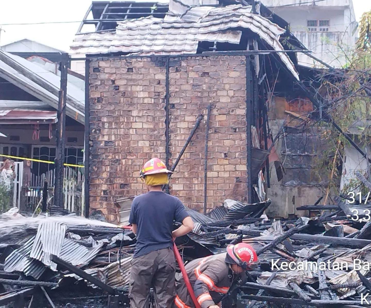 Petugas lakukan tahap pembasahan akhir di lokasi kebakaran. Foto: BPBD Kota Banjarmsin