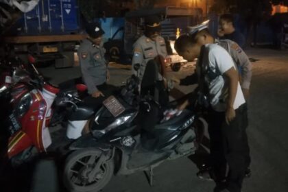 Personel Polsek KPL Banjarmasin periksa kendaraan pada giat patroli cipta kondusif di wilayah hukum Polsek KPL, Jum'at (31/1/2025). Foto: Humas Polsek KPL Banjarmasin