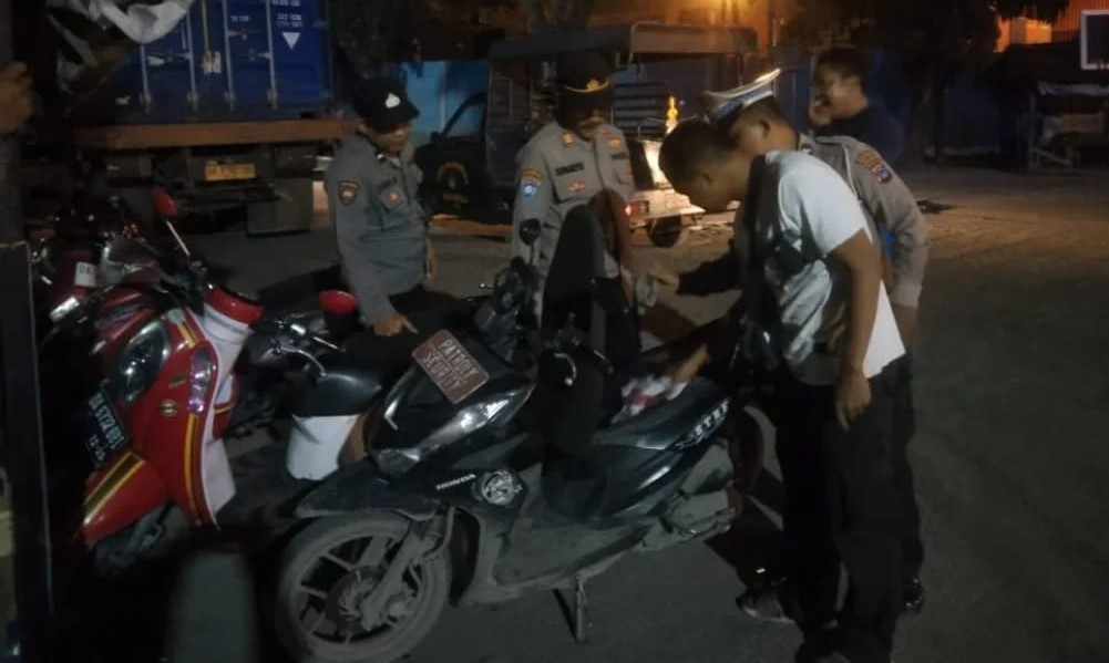 Personel Polsek KPL Banjarmasin periksa kendaraan pada giat patroli cipta kondusif di wilayah hukum Polsek KPL, Jum'at (31/1/2025). Foto: Humas Polsek KPL Banjarmasin