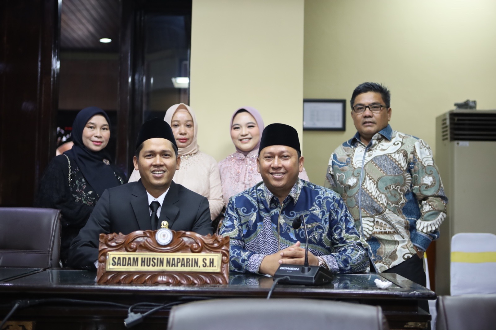 H Bahrul Ilmi saat menghadiri pelantikan Sadam Husin Nafarin kader PPP sebagai anggota DPRD Kalsel periode 2024-2029 yang tak lain saudara kandungnya bersama keluarga, Senin (9/9/2024). Foto:san/siberdbn.com 