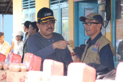 Kadiskominfo Kalsel Salurkan Bantuan kepada Korban Banjir. Foto: MC Kalsel