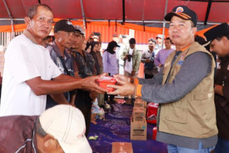 Plh Sekdaprov Kalsel, Muhammad Syarifuddin menyerahkan bantuan untuk korban banjir di Desa Kali Besar, Kecamatan Kurau, Kabupaten Tanah Laut. Foto: wasaka.kalselprov.go.id