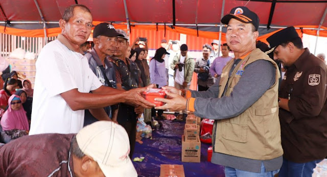 Plh Sekdaprov Kalsel, Muhammad Syarifuddin menyerahkan bantuan untuk korban banjir di Desa Kali Besar, Kecamatan Kurau, Kabupaten Tanah Laut. Foto: wasaka.kalselprov.go.id