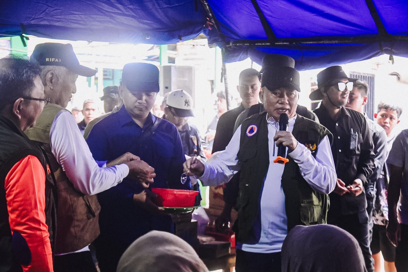 Gubernur Kalsel, H Muhidin saat mencicipi makanan siap saji bantuan dari Kemensos RI. Foto: Adpim Kalsel