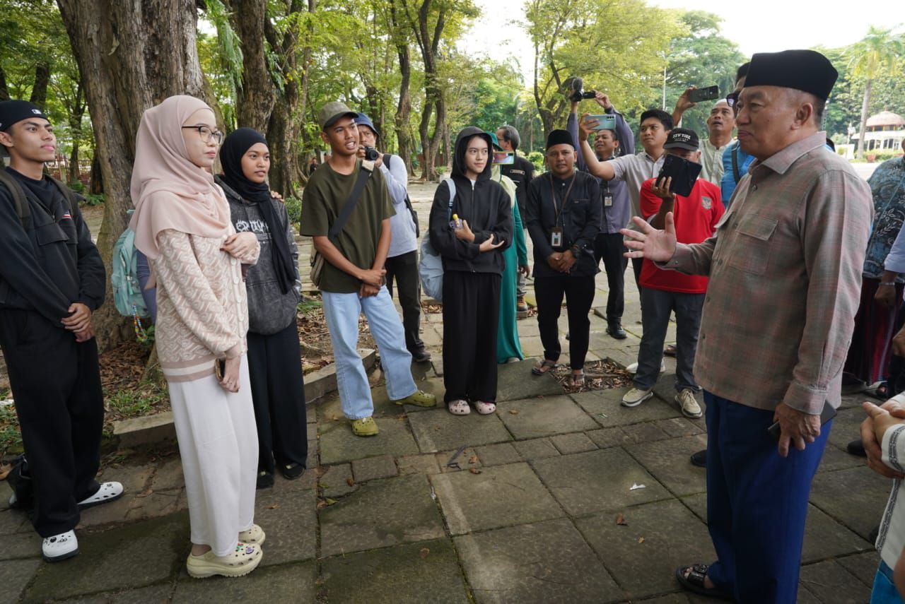 Gubernur Kalsel, H Muhidin saat melakukan peninjauan disekitar Masjid Sabilal Muhtadin. Foto: Wasaka