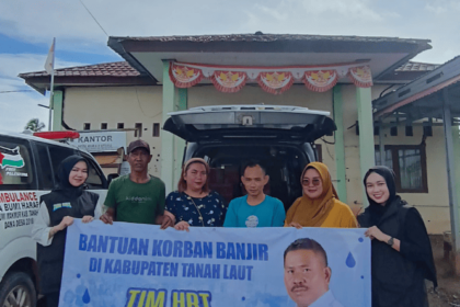 Tim H Bustani saat menyerahkan bantuan kepada korban banjir di Tanah Laut. Foto: Tim HBT