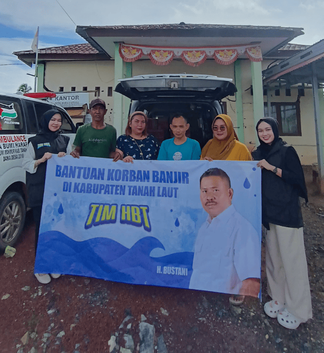 Tim H Bustani saat menyerahkan bantuan kepada korban banjir di Tanah Laut. Foto: Tim HBT