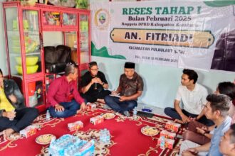 Anggota DPRD kotabaru dari fraksi PKB, H Fitradi bersama warga Rt 11 melaksanakan reses tahap pertama di desa baharu utara kotabaru. Foto: ahd/siberdbn.com