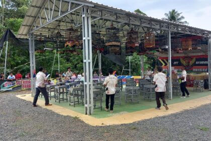  DPC Radjawali Indonesia menggelar lomba burung berkicau Radjawali Cup yang dimeriahkan penampilan tarian baledang dari DPD Macan Merah Dayak Asli Kalimantan (MMDAK), bertempat di Gangangan Mabes Radjawali Indonesia jalan SMPN 5 Kotabaru, Minggu (9/2/2025). Foto: Ahd/siberdbn.com