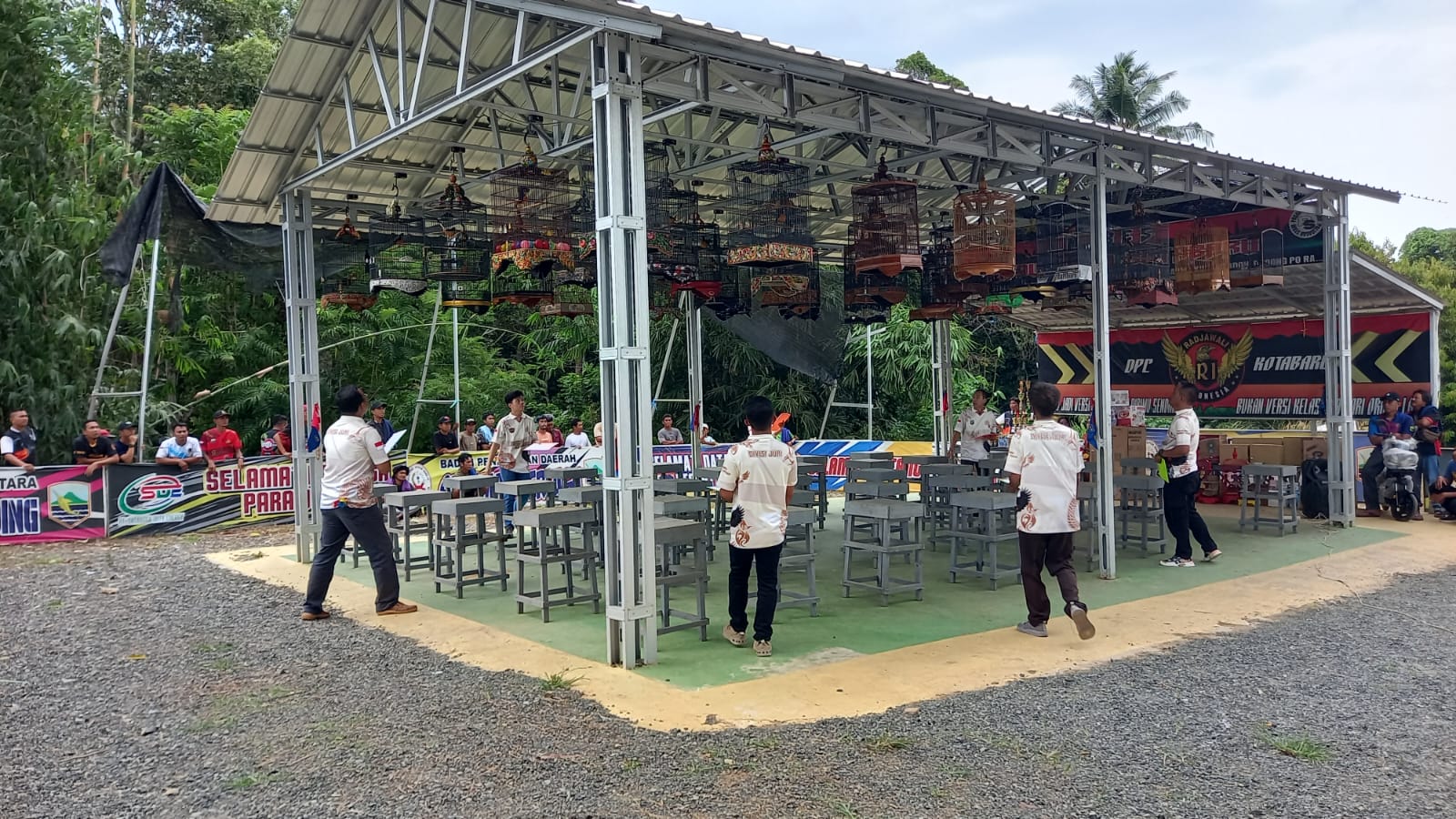  DPC Radjawali Indonesia menggelar lomba burung berkicau Radjawali Cup yang dimeriahkan penampilan tarian baledang dari DPD Macan Merah Dayak Asli Kalimantan (MMDAK), bertempat di Gangangan Mabes Radjawali Indonesia jalan SMPN 5 Kotabaru, Minggu (9/2/2025). Foto: Ahd/siberdbn.com