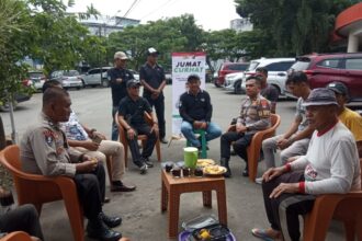 Polres Kotabaru Gelar Jum'at Curhat di halaman Pos Polisi Pasar Kemakmuran. Foto: Har/siberdbn.com