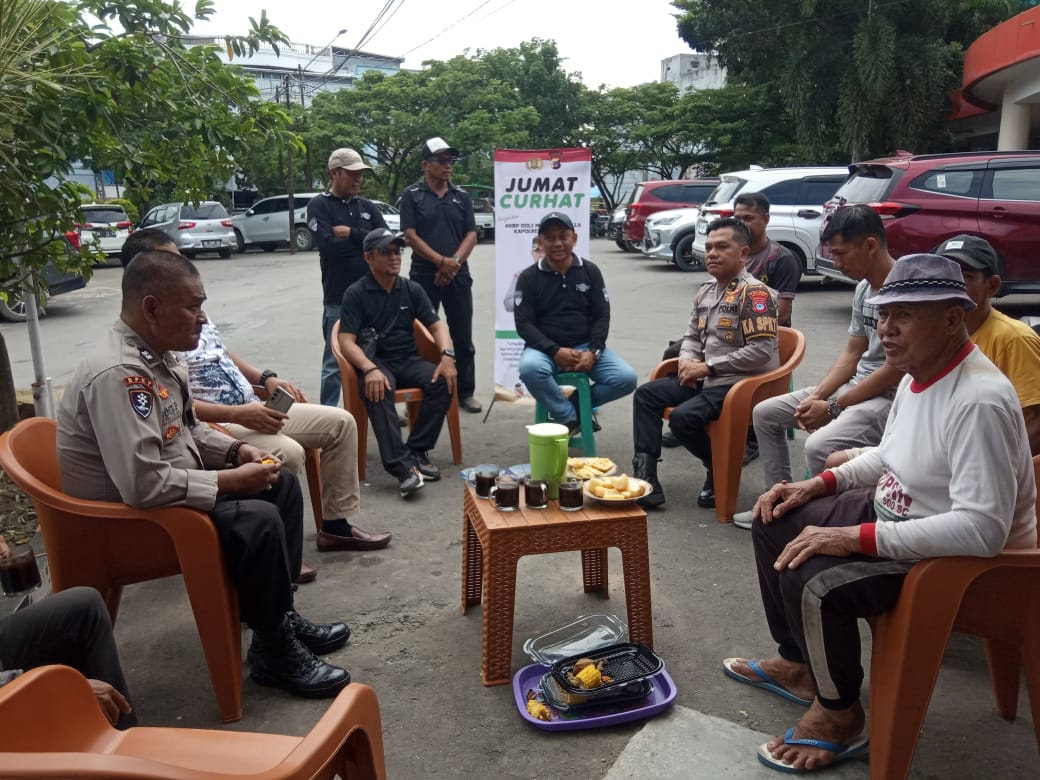 Polres Kotabaru Gelar Jum'at Curhat di halaman Pos Polisi Pasar Kemakmuran. Foto: Har/siberdbn.com