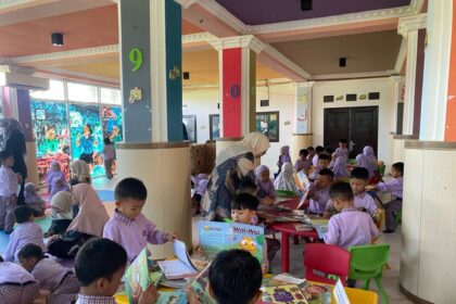 kunjungan dari TK Noor Latifah yang membawa 60 peserta didiknya berwisata literasi di layanan Kids Library Dispersip Kalsel. Foto: MC Kalsel