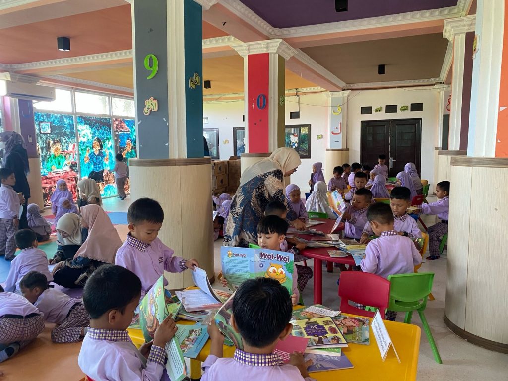 kunjungan dari TK Noor Latifah yang membawa 60 peserta didiknya berwisata literasi di layanan Kids Library Dispersip Kalsel. Foto: MC Kalsel