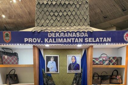 Ketua Dewan Kerajinan Nasional Daerah (Dekranasda) Provinsi Kalsel, Fathul Jannah bersama dengan isteri Wakil Presiden, Gibran Rakabuming Raka, Selvi Ananda, selaku Ketua Umum Dewan Kerajinan Nasional (Dekranas) berkunjung ke stand Provinsi Kalsel. Foto: MC Kalsel