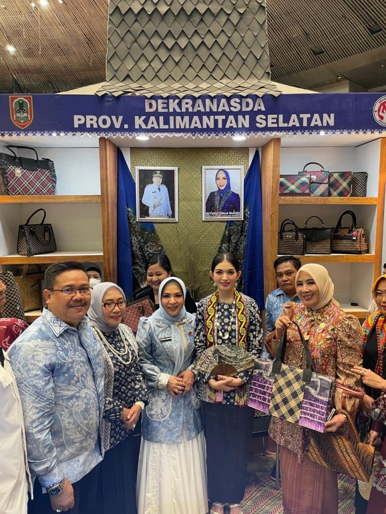 Ketua Dewan Kerajinan Nasional Daerah (Dekranasda) Provinsi Kalsel, Fathul Jannah bersama dengan isteri Wakil Presiden, Gibran Rakabuming Raka, Selvi Ananda, selaku Ketua Umum Dewan Kerajinan Nasional (Dekranas) berkunjung ke stand Provinsi Kalsel. Foto: MC Kalsel