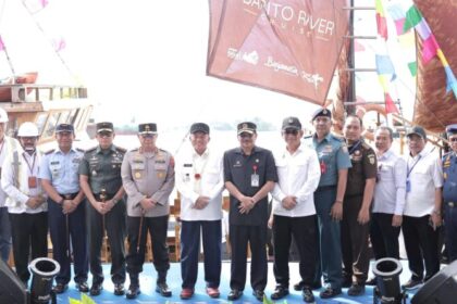 H Supian HK hadiri launching Kapal Wisata Pinisi “Barito River Cruise” bertempat di Terminal Penumpang Pelabuhan Trisakti, Rabu (12/2/2025). Foto: DPRD Kalsel