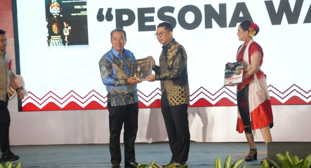 Gubernur H Muhidin melalui Plh Sekdaprov Kalsel Muhammad Syarifuddin menyerahkan buku Bumi Lambung Mangkurat, Bentangan Zamrud: Lumbung Pangan, Pertanian dan Wisata kepada Menteri Kebudayaan RI, Fadli Zon. Foto: Adpim Kalsel