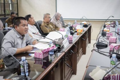 Wakil Ketua DPRD Kalsel H Kartoyo Terima Aksi Unjuk Rasa SBNI. Foto: DPRD Kalsel