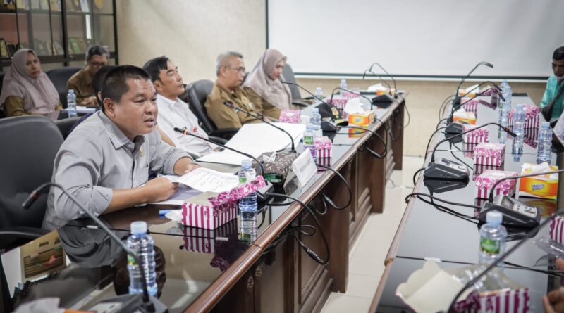 Wakil Ketua DPRD Kalsel H Kartoyo Terima Aksi Unjuk Rasa SBNI. Foto: DPRD Kalsel