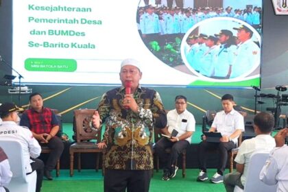 Bupati Barito Kuala (Batola) terpilih periode 2025-2030, H Bahrul Ilmi didampingi Ketua PKK Batola, Hj Nurhayati dan Wakil Bupati Batola terpilih, Herman Susiolo menggelar silaturahmi bersama kepala desa se-Batola, bertempat di rumah kediaman H Bahrul di Desa Tabunganen, Sabtu (01/2/2025). Foto: TeladanKalimantan