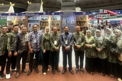 H Bahrul Ilmi saat mengunjungi Stand Dekranasda Batola di Pameran INACRAFT 2025. Foto: TeladanKalimantan.com