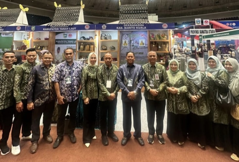 H Bahrul Ilmi saat mengunjungi Stand Dekranasda Batola di Pameran INACRAFT 2025. Foto: TeladanKalimantan.com