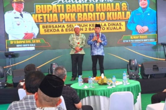 Bupati Batola terpilih periode 2025-2030 , H Bahrul Ilmi dan Ketua Tim Penggerak PKK Kabupaten Batola, Hj Noor Hayati kembali menggelar silaturahmi dengan Sekretaris Daerah Kabupaten (Sekdakab) Batola, Kepala Satuan Kerja Perangkat Daerah (SKPD) dan pejabat Eselon Dua Lingkup Pemkab Batola, di kediaman pribadinya di Desa Tabunganen, Minggu (2/2/2025) kemarin. Foto: Teladan Kalimantan