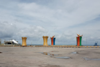 Tugu ikan todak yang menjadi ikon Kabupaten Kotabaru yang bertempat di Wisata Siring Laut. Foto: Har/siberdbn.com