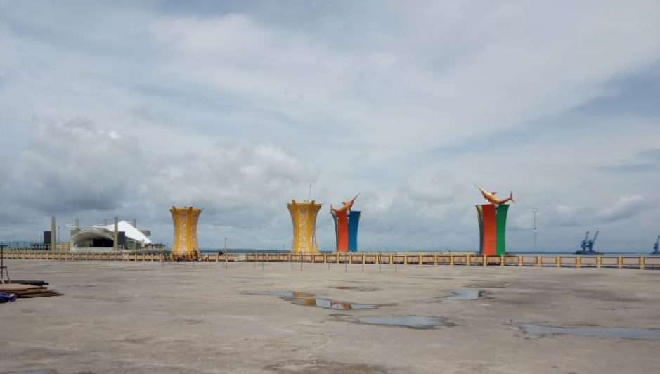 Tugu ikan todak yang menjadi ikon Kabupaten Kotabaru yang bertempat di Wisata Siring Laut. Foto: Har/siberdbn.com