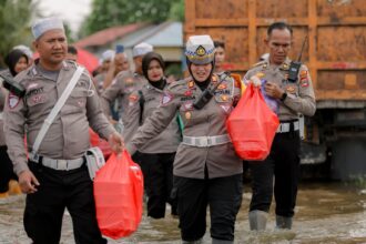 Kasat Lantas Polres Banjar, AKP Risda Idfira pimpin penyaluran bantuan sembako kepada masyarakat terdampak banjir di Martapura, Kamis (31/1/2025) Foto: Humas Polres Banjar