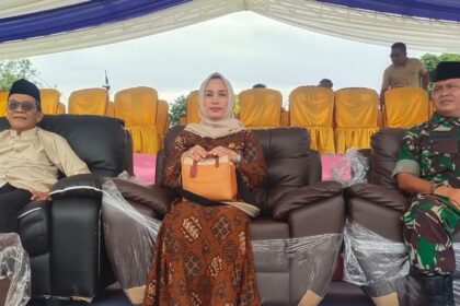 Ketua DPRD Kotabaru, Suwanti saat menghadiri pembukaan MTQ ke-55 tingkat Kabupaten Kotabaru. Foto: Har/siberdbn.com