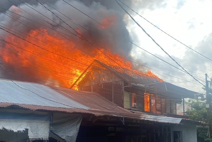 Kebakaran di Jalan 9 Oktober, Gang Sidodadi, Pekauman, Banjarmasin Selatan, Senin (3/2/2025). Foto: WAG