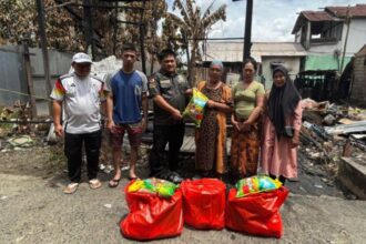 Anggota Dewan Perwakilan Rakyat Daerah (DPRD) Tanah Bumbu, Andi Rustianto memberikan bantuan kepada korban terdampak kebakaran yang terjadi pada Sabtu (1/2/2025) dini hari lalu di Gang PLN Kelurahan Kampung Baru, Kecamatan Simpang Empat, Tanah Bumbu. Foto: Kalimantan Smart.com