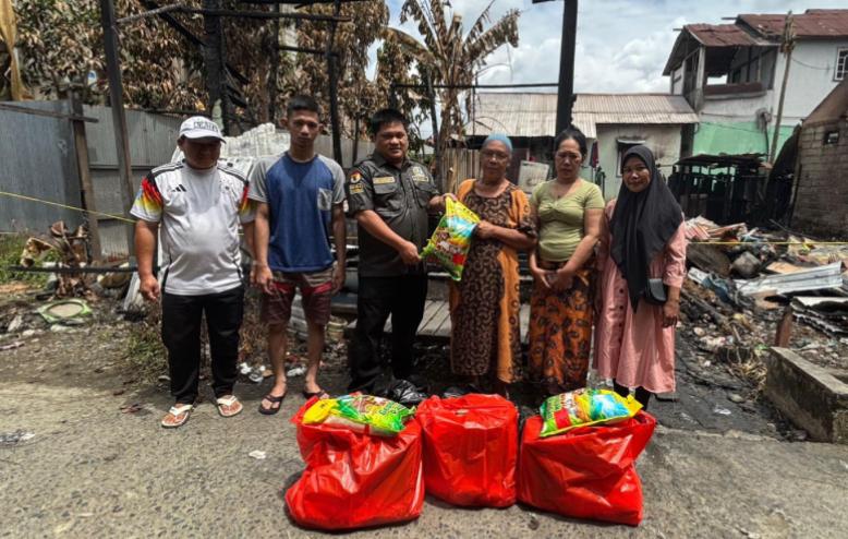 Anggota Dewan Perwakilan Rakyat Daerah (DPRD) Tanah Bumbu, Andi Rustianto memberikan bantuan kepada korban terdampak kebakaran yang terjadi pada Sabtu (1/2/2025) dini hari lalu di Gang PLN Kelurahan Kampung Baru, Kecamatan Simpang Empat, Tanah Bumbu. Foto: Kalimantan Smart.com