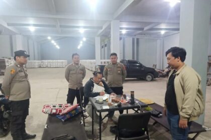 Pawas Kanit Intelkam Polsek Banjarmnasin Selatan, Iptu Helmi Hariawan sambangi Gudang KPU Kota Banjarmasin dalam Patroli Cipta Kondisi, Selasa (4/2/2025). Foto: Ops IK Polsek Banjarmasin Selatan