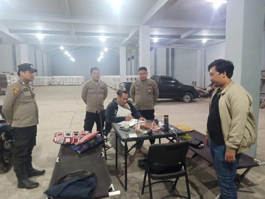 Pawas Kanit Intelkam Polsek Banjarmnasin Selatan, Iptu Helmi Hariawan sambangi Gudang KPU Kota Banjarmasin dalam Patroli Cipta Kondisi, Selasa (4/2/2025). Foto: Ops IK Polsek Banjarmasin Selatan