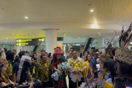 Rudy Mas'ud didampingi isteri Hj. Syarifah Zuridah saat tiba di Bandara.