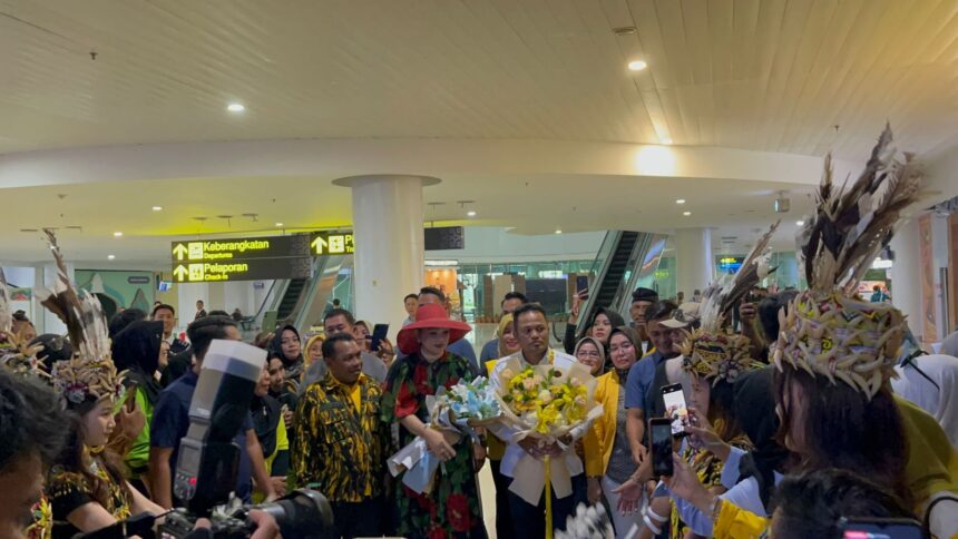 Rudy Mas'ud didampingi isteri Hj. Syarifah Zuridah saat tiba di Bandara.