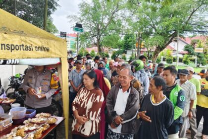 Masyarakat dari berbagai kalangan menyerbu stand Polsek Banjarmasin Tengah untuk menyantap hidangan yang disediakan. Foto: Polsek Banjarmasin Tengah.