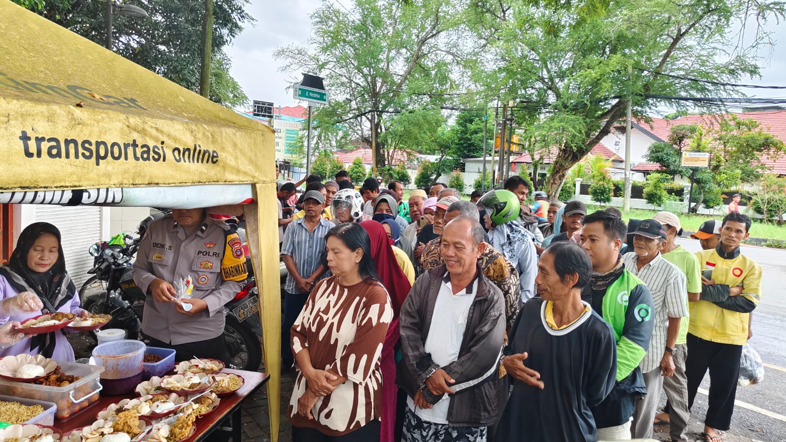 Masyarakat dari berbagai kalangan menyerbu stand Polsek Banjarmasin Tengah untuk menyantap hidangan yang disediakan. Foto: Polsek Banjarmasin Tengah.