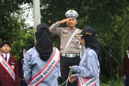 Kasubmit Kamsel III Sat Lantas Polresta Banjarmasin, Aiptu Budiono ingatkan siswa-siswa MPN 35 Banjarmasin tentang Kamtibmas dan Kamseltibcar Lantas, Senin (10/2/2025). Foto: Ops Lantas Polresta Banjarmasin