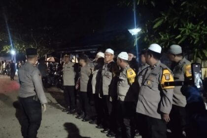 Jajaran kepolisian laksanakan apel pengamanan kelancaran kegiatan isra mi'raj sekaligus haul guru Sekumpul ke-20 di Majelis Taklim As Shofa, Senin (10/2/2025). Foto: Humas Polsek Banjarmasin Selatan. 5W1H