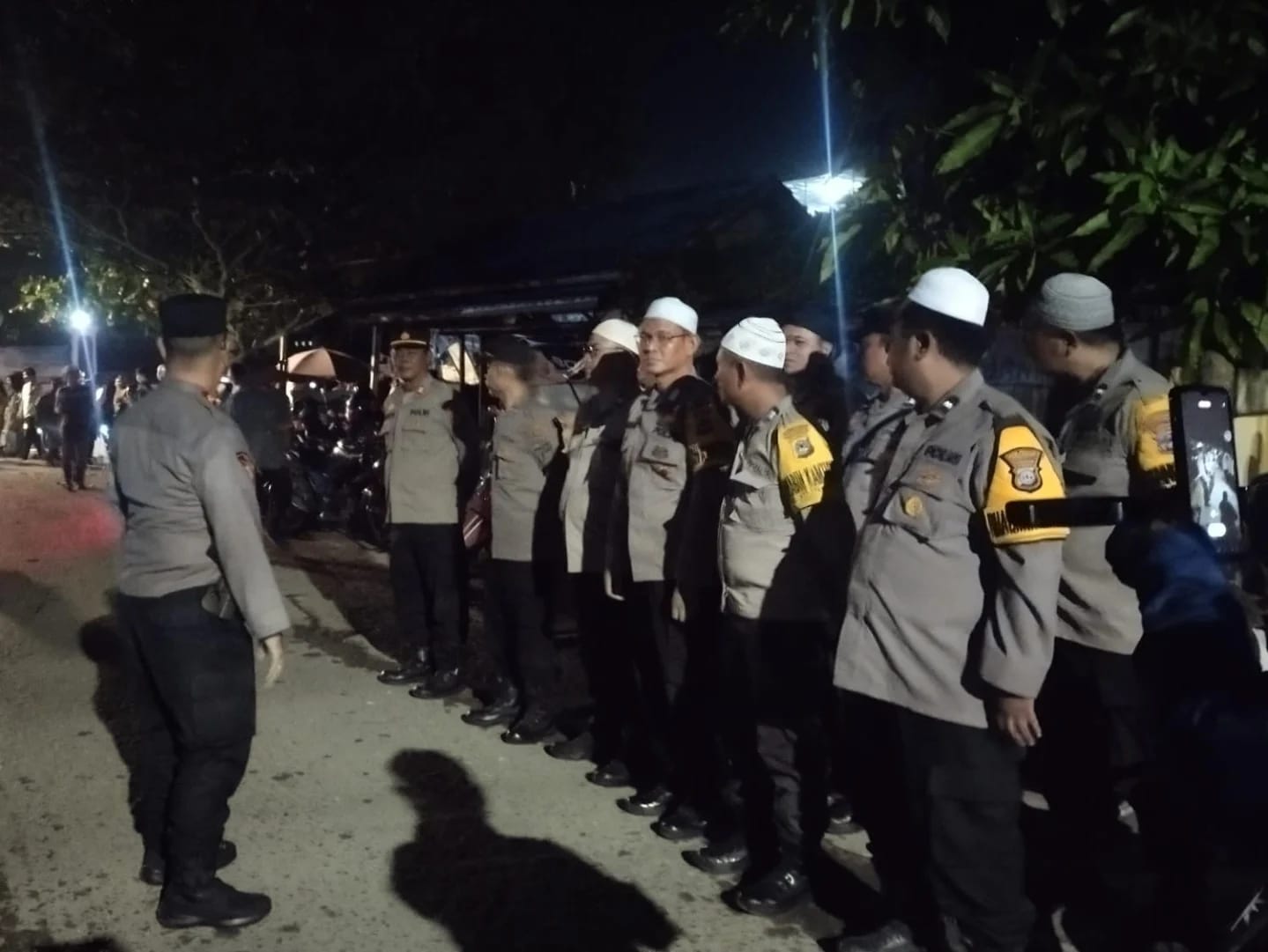 Jajaran kepolisian laksanakan apel pengamanan kelancaran kegiatan isra mi'raj sekaligus haul guru Sekumpul ke-20 di Majelis Taklim As Shofa, Senin (10/2/2025). Foto: Humas Polsek Banjarmasin Selatan. 5W1H