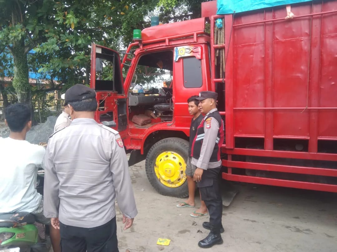 Polsek KPL Banjarmasin gelar patroli dialogis sambang supir truk area Pelabuhan Trisakti Banjarmasin, Selasa (11/2/2025). Foto: Polsek KPL Banjarmasin 5W1H